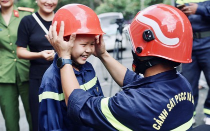 Buổi diễn tập xúc động: Cảnh sát chữa cháy thực hiện ước mơ cho em bé 7 tuổi mắc ung thư máu