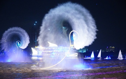Choáng ngợp màn biểu diễn flyboard kết hợp ánh sáng nghệ thuật trên sông Sài Gòn