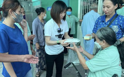 Vừa trở về từ World Cup, tiền vệ đội tuyển nữ Việt Nam đã đi làm từ thiện
