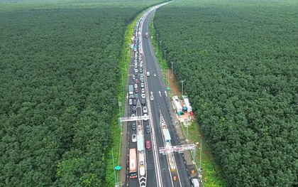 Xe cộ kẹt cứng trên tuyến cao tốc Phan Thiết - Dầu Giây ngày đầu nghỉ lễ 2-9