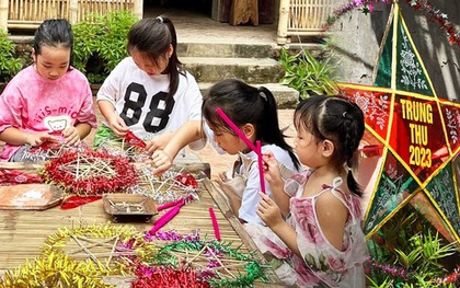 Trung thu "về làng" làm đèn ông sao, vẽ mặt nạ truyền thống, do đích thân các nghệ nhân chỉ dạy