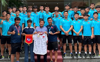 U23 Việt Nam gặp gỡ "người hùng" cứu 10 người trong vụ cháy ở Hà Nội, tặng áo để làm từ thiện