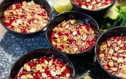 Người phụ nữ ăn liên tục 32 bát tiết canh, bác sĩ cảnh báo nhiễm ổ ký sinh trùng