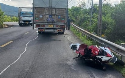 Nam thanh niên chạy mô tô phân khối lớn tông vào xe tải tử vong