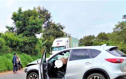 Mazda CX5 va chạm xe tập lái, thầy giáo hướng dẫn tử vong