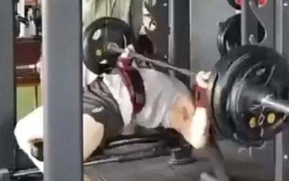 Bị thanh tạ nặng 100kg đè lên cổ, chàng trai 25 tuổi chết tại phòng gym