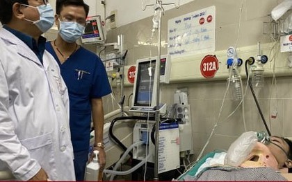 Bác sĩ hỗ trợ tâm lý bệnh nhân vụ cháy chung cư mini ở Hà Nội