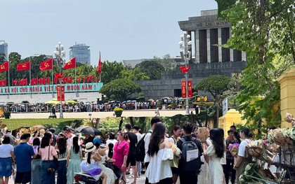 Hà Nội ngày 2/9: Hàng nghìn du khách xếp hàng thăm Lăng Bác, nườm nượp nàng thơ "săn" nắng thu trên đường Phan Đình Phùng