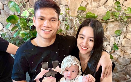 Vừa nhận "lót tay" tiền tỷ, hậu vệ tuyển Việt Nam lại đón con thứ 2 chào đời