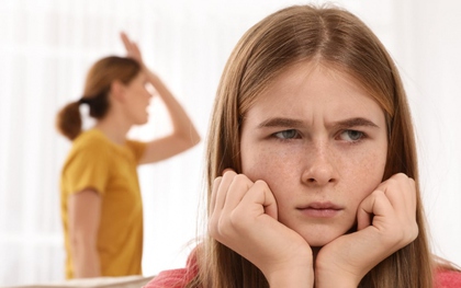 Con gái giận dỗi vì không được bố mẹ mua cho điện thoại xịn