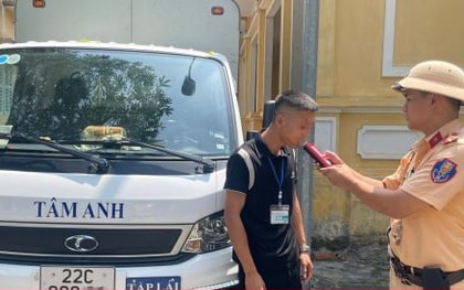 Không nhắc học viên nhường đường cho đoàn xe ưu tiên, thầy dạy lái xe bị phạt