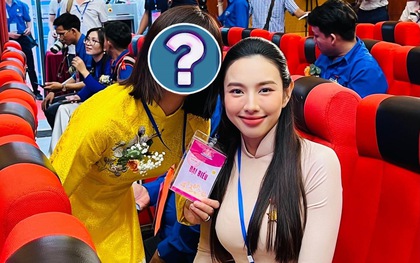 Tiền vệ ĐT Việt Nam diện áo dài, sánh vai với Hoa hậu Thùy Tiên tại Đại hội Thanh niên tiên tiến làm theo lời Bác