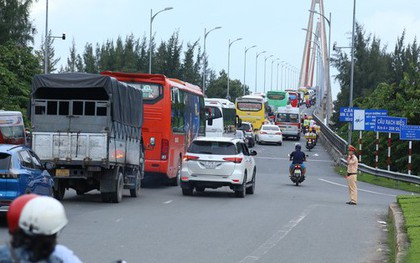 Dòng người nghỉ lễ quay lại TP.HCM, giao thông ùn tắc nhiều nơi ở Tiền Giang và Bến Tre