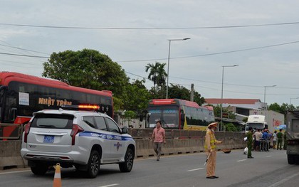 Hai cha con bị xe container tông tử vong trong ngày đầu đi học