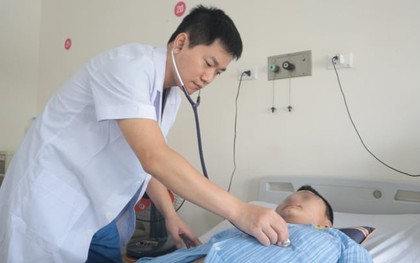 Nổ lốp khi đang sửa xe, thanh niên 18 tuổi nguy kịch