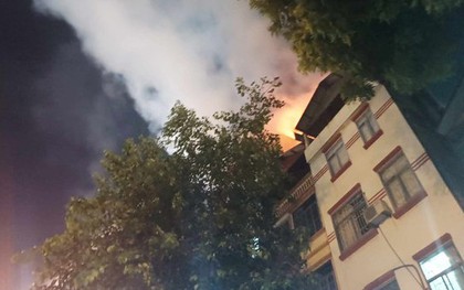 Cháy căn nhà 6 tầng tại đường Láng, khói lửa bốc lên ngùn ngụt