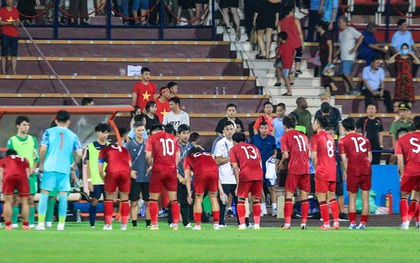 Hình ảnh cực đẹp của U23 Việt Nam, cúi đầu chào ban huấn luyện đội đối thủ sau trận đấu