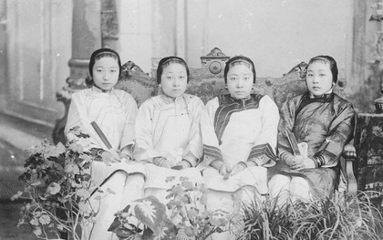 Ảnh cũ nhà Thanh: Con dâu được ngồi cạnh mẹ chồng, người phụ nữ trong hình 8 gây chú ý