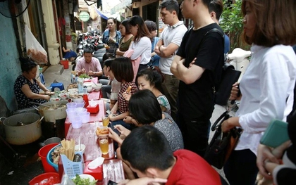 Bài học từ chuyện TikToker tố quán phở đuổi vì ngồi xe lăn: Các chủ quán và khách hàng nói gì?