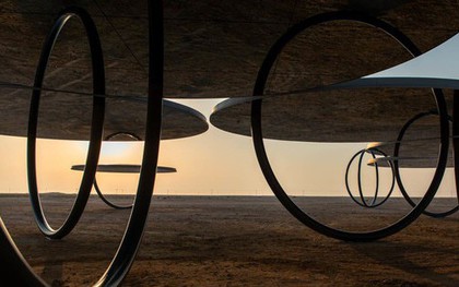 Qatar lưu giữ những tấm gương hiện hữu trên sa mạc trong không gian nghệ thuật sắp đặt