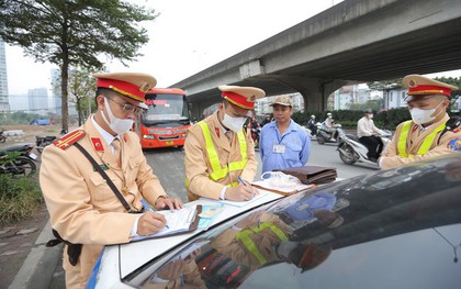 CSGT Hà Nội xử lý xe khách vi phạm trước kỳ nghỉ lễ Tết nguyên đán 2024