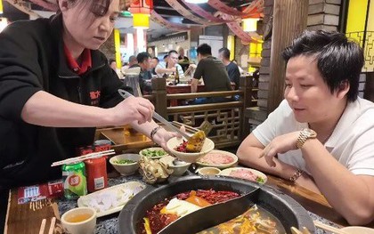 Khoa Pug khoe đi thăm thú Tứ Xuyên, ăn lẩu cay nhất thế giới, một chi tiết khiến 100% dân mạng khen ngợi
