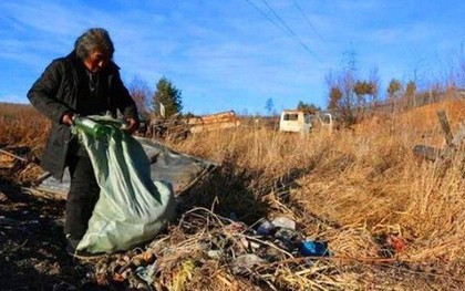 Cụ bà nhặt đồng nát mang số tiền "khủng" đi làm từ thiện, nhân viên ngân hàng nghi ngờ, bí mật báo cảnh sát