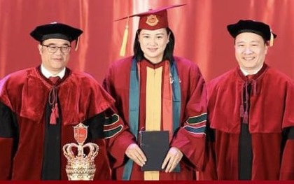 Hoa khôi bóng chuyền Kim Huệ nhận bằng thạc sỹ kinh tế ở tuổi 42
