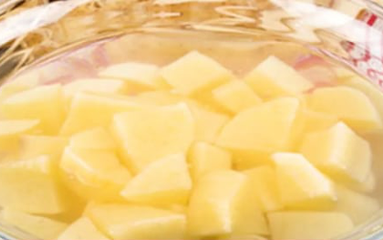 Tại sao nên ngâm khoai tây trước khi chế biến?
