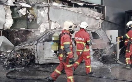 Xe điện Mercedes bất ngờ bốc cháy khi đang sạc: Trớ trêu nhất là nơi xảy ra hỏa hoạn