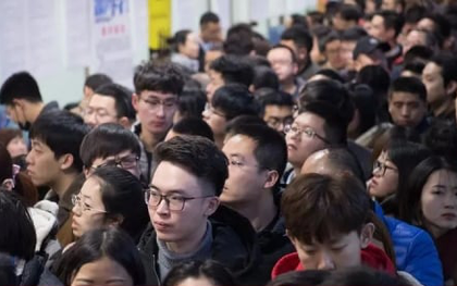 Mức lương tuyển dụng ở Trung Quốc giảm kỷ lục, chỉ còn khoảng 35 triệu đồng
