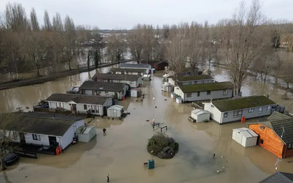 Mưa lớn, lũ lụt do ảnh hưởng của bão Henk tại Anh
