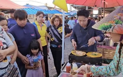 Rể Việt được mẹ vợ Thái Lan hộ tống đi bán bánh tráng nướng, khách đông "không kịp thở", thu nhập bất ngờ