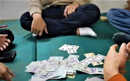 Bắt quả tang cán bộ kiểm lâm đánh phỏm cùng người dân