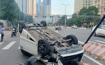 TP HCM: Ô tô lật ngửa giữa đường, 3 người thoát chết