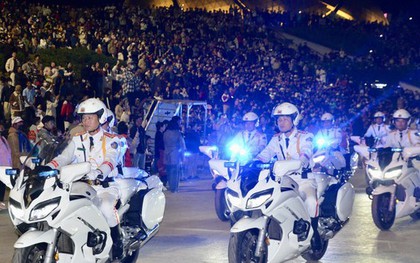 'Biển người' chen chân xem kỵ binh diễu hành trên đường phố Đà Lạt