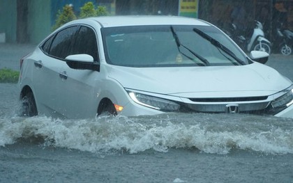 Nhiều tuyến đường ở Cần Thơ ngập sâu sau trận mưa lớn