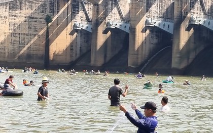 Người dân ùa xuống đập tràn nhà máy thủy điện Trị An săn 'lộc trời'