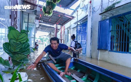 Đường biến thành sông, người dân Đồng Nai chèo xuồng đi lại