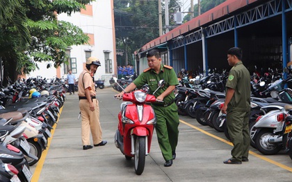 Học sinh bật khóc khi CSGT vào tận trường kiểm tra xe máy