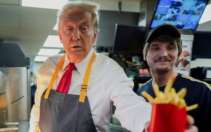 Ứng viên tổng thống Mỹ của đảng Cộng hòa Donald Trump "phục vụ" ở McDonald's