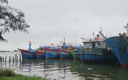 Thừa Thiên-Huế kêu gọi tất cả tàu thuyền vào bờ trú tránh bão, Quảng Nam cấm biển từ 10h sáng nay