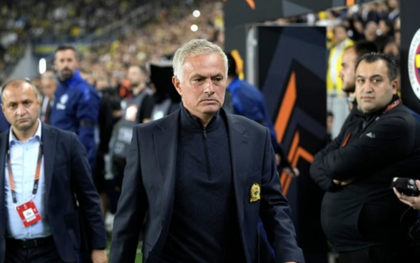 Jose Mourinho nhận thẻ đỏ, Man Utd vẫn không thắng Fenerbahce