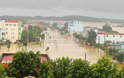 Hơn 15.000 ngôi nhà ở Quảng Bình ngập sâu trong nước, người dân trắng đêm chạy lũ