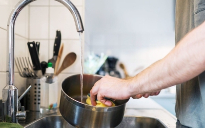 Nấu xong có nên tráng rửa xoong nồi ngay?