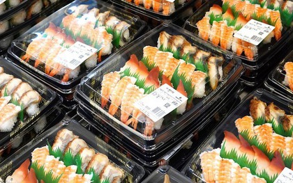 Mấy cái hộp nhựa đen đựng sushi trong siêu thị, trông thì ngon, nhưng độc hại cỡ nào?