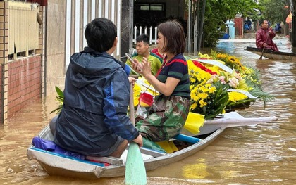 Quặn lòng cảnh chèo thuyền vượt lũ đưa người thân đi mai táng ở Quảng Bình