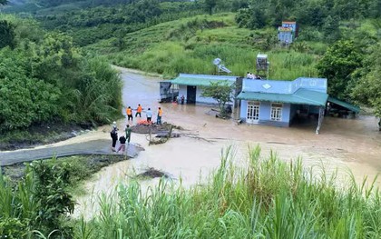 Mưa lớn gây ngập sâu ở Lâm Đồng, người dân phải leo lên mái nhà