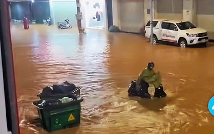 Mưa lớn, tuyến đường trung tâm Đà Lạt ngập sâu