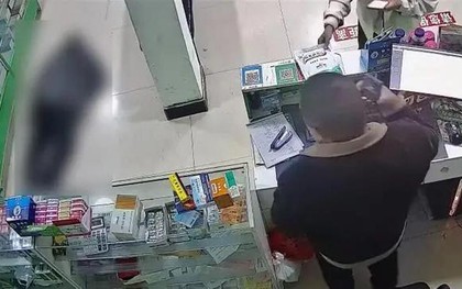 Ông lão ngất xỉu trong hiệu thuốc nhưng người bán chỉ đứng nhìn? Bác sĩ khẳng định người này làm đúng!